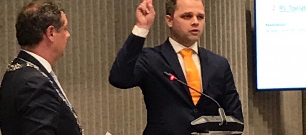 tijdelijke installatie Christiaan als raadslid maart 2020.jpg